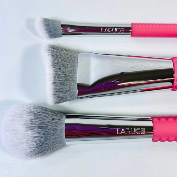 🌸LARUCE BEAUTY 3 Piece Contour Brush Set with @servicedbye Limited Edition🌸 - Picture 4 of 4